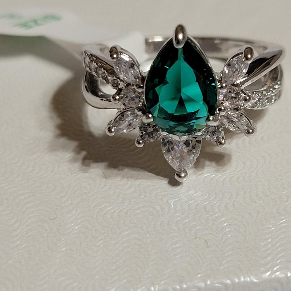 Gorgeous emerald and white topaz ring